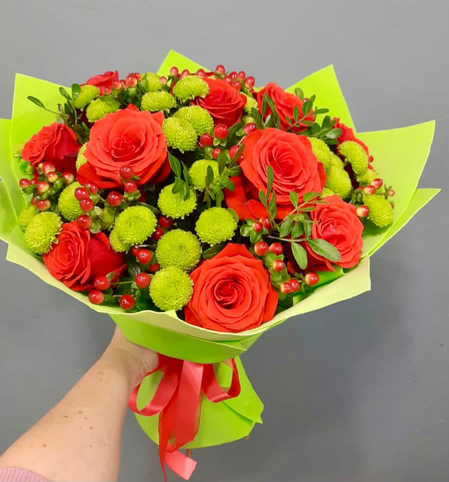 Букет цветов из: Хризантемы и Розы в Карате