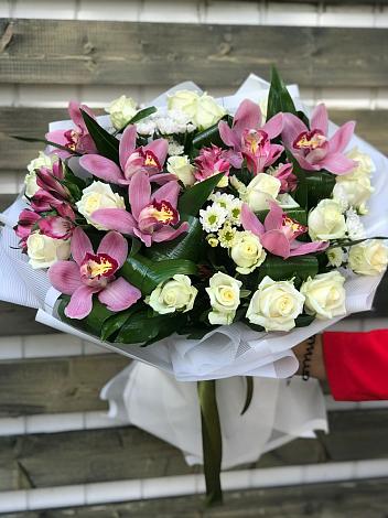 Букет цветов из: Розы и Хризантемы в Карате