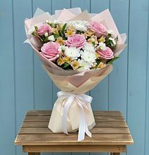 Букет цветов из:  Гвоздики, Орхидеи и Розы в Карате