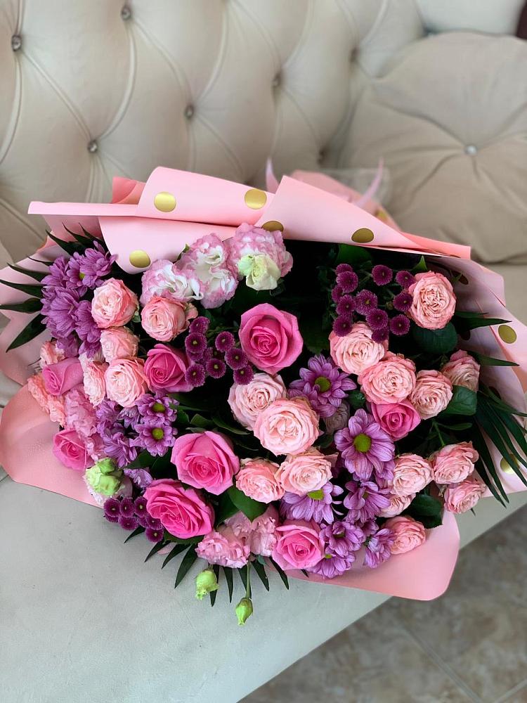 Букет цветов из: Хризантемы, Розы и Лизиантусы в Карате