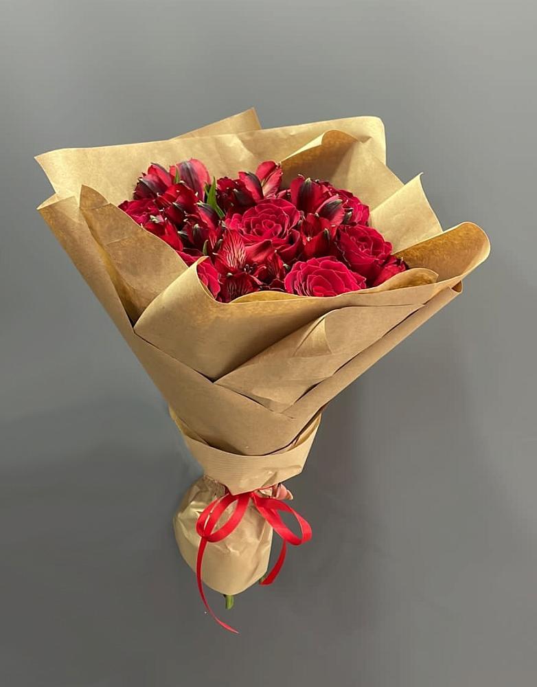 Букет цветов из: Альстромерии и Розы в Карате