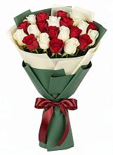 Букет Микс из красных и белых роз в Карате