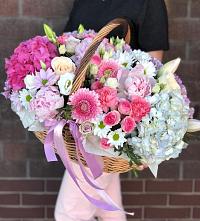 Цветочная композиция из Розы, Хризантемы, Пионы и Лизиантусы в корзине в Карате