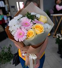 Букет цветов из:  Герберы, Розы и Хризантемы в Карате