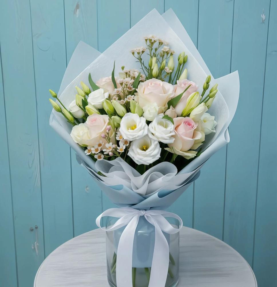 Букет цветов из: Розы и Лизиантусы в Карате