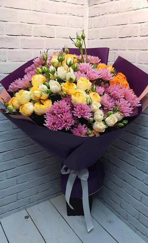 Букет цветов из: Хризантемы и Розы в Карате