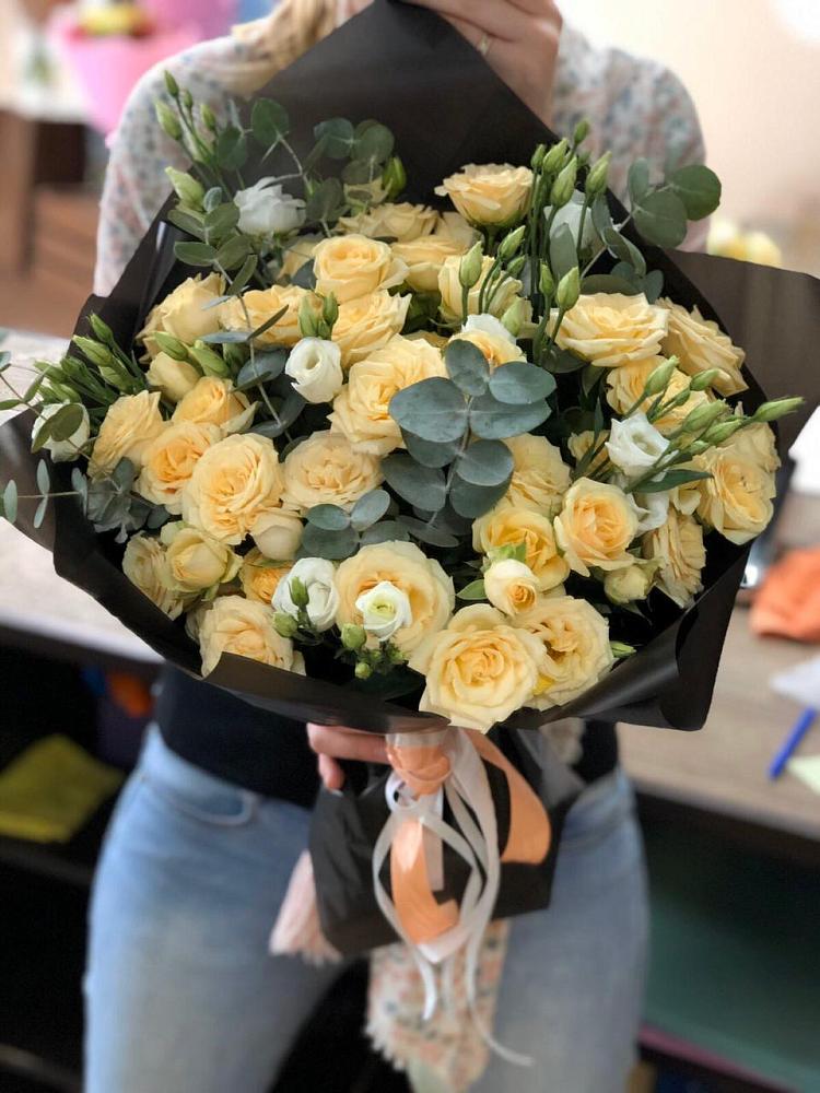 Букет цветов из: Розы и Лизиантусы в Карате