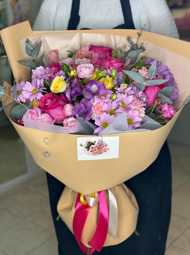 Букет цветов из: Хризантемы, Гвоздики и Альстромерии в Карате