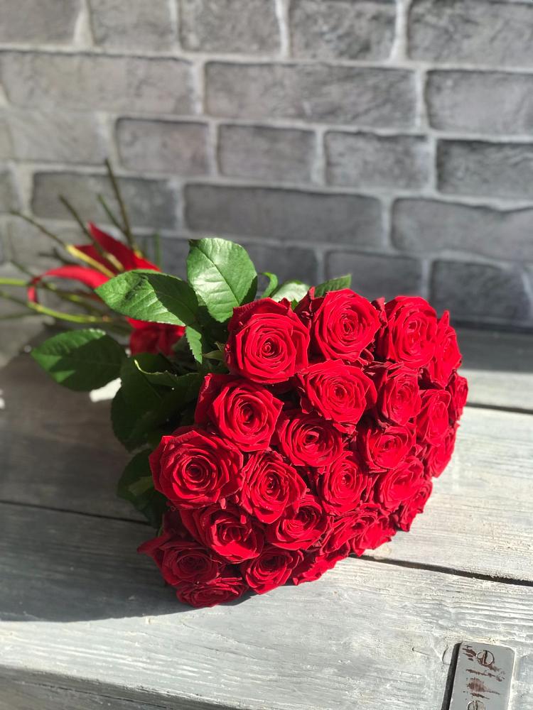 Букет Красные розы Фридом в Карате