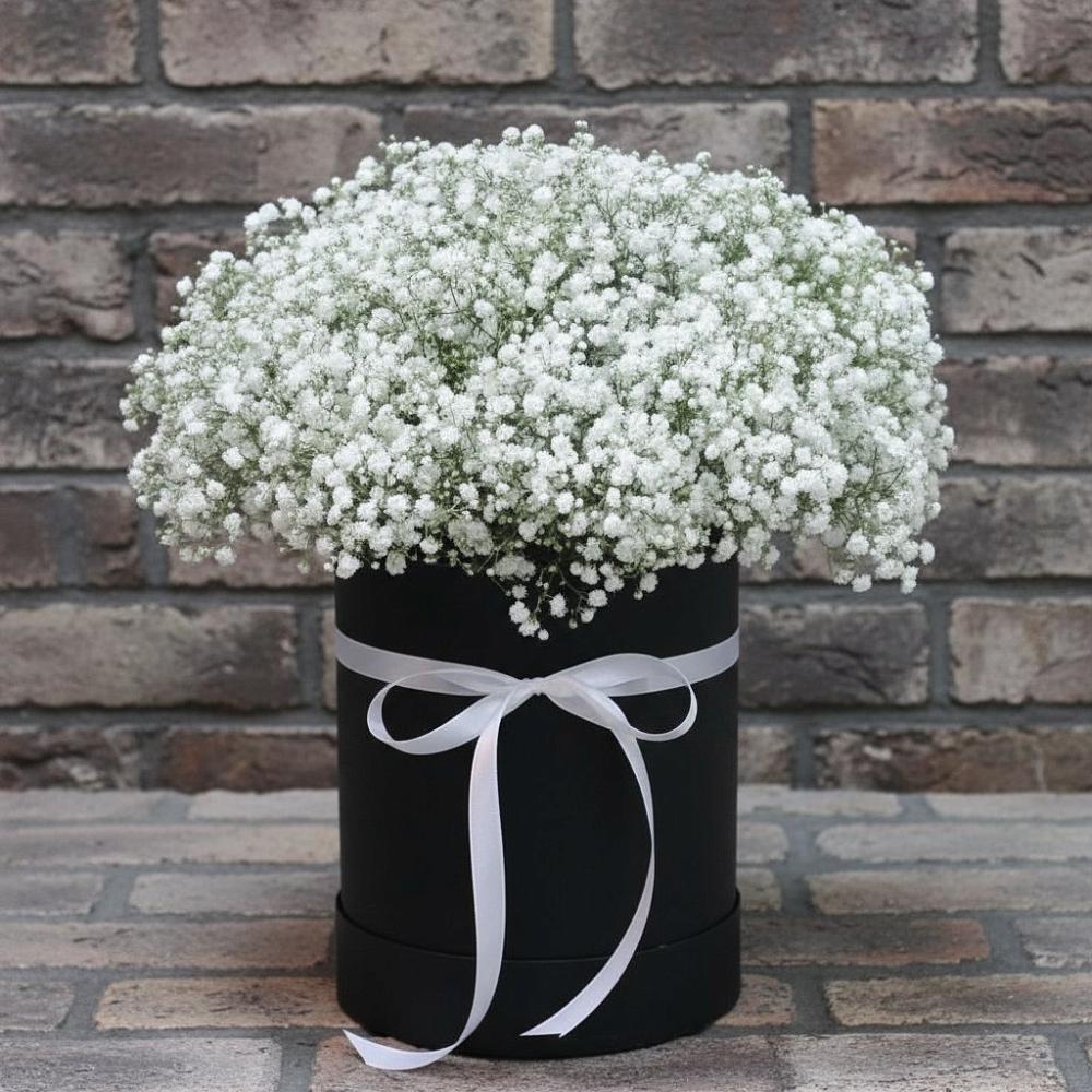 Цветочная композиция из Гипсофила в шляпной коробке в Карате