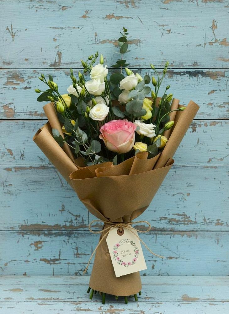 Букет цветов из: Розы и Лизиантусы в Карате