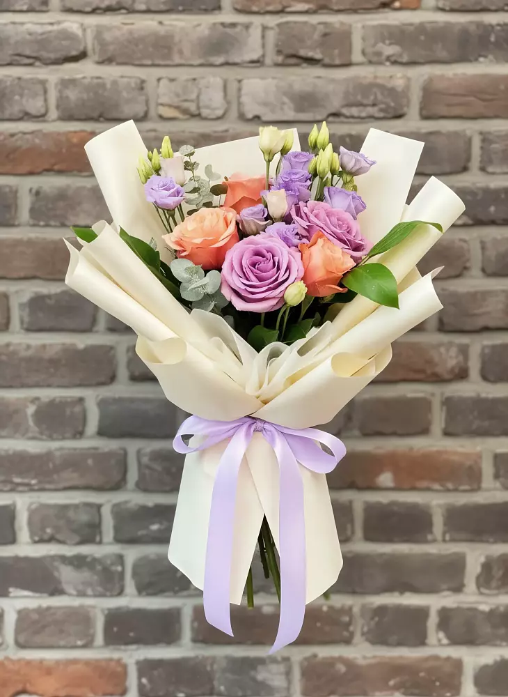 Букет цветов из: Лизиантусы и Розы в Карате