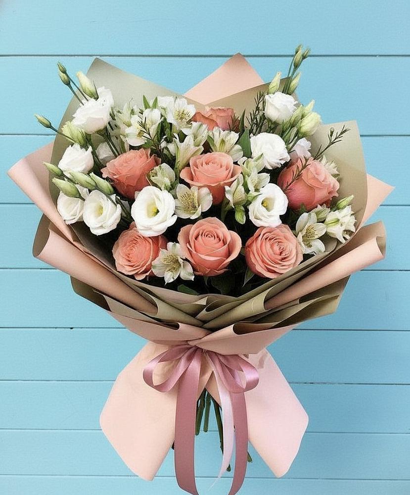 Букет цветов из: Розы, Альстромерии и Лизиантусы в Карате