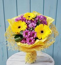 Букет цветов из:  Хризантемы и Герберы в Карате