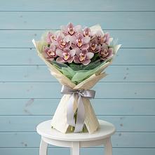 Букет цветов из:  Орхидеи и Розы в Карате