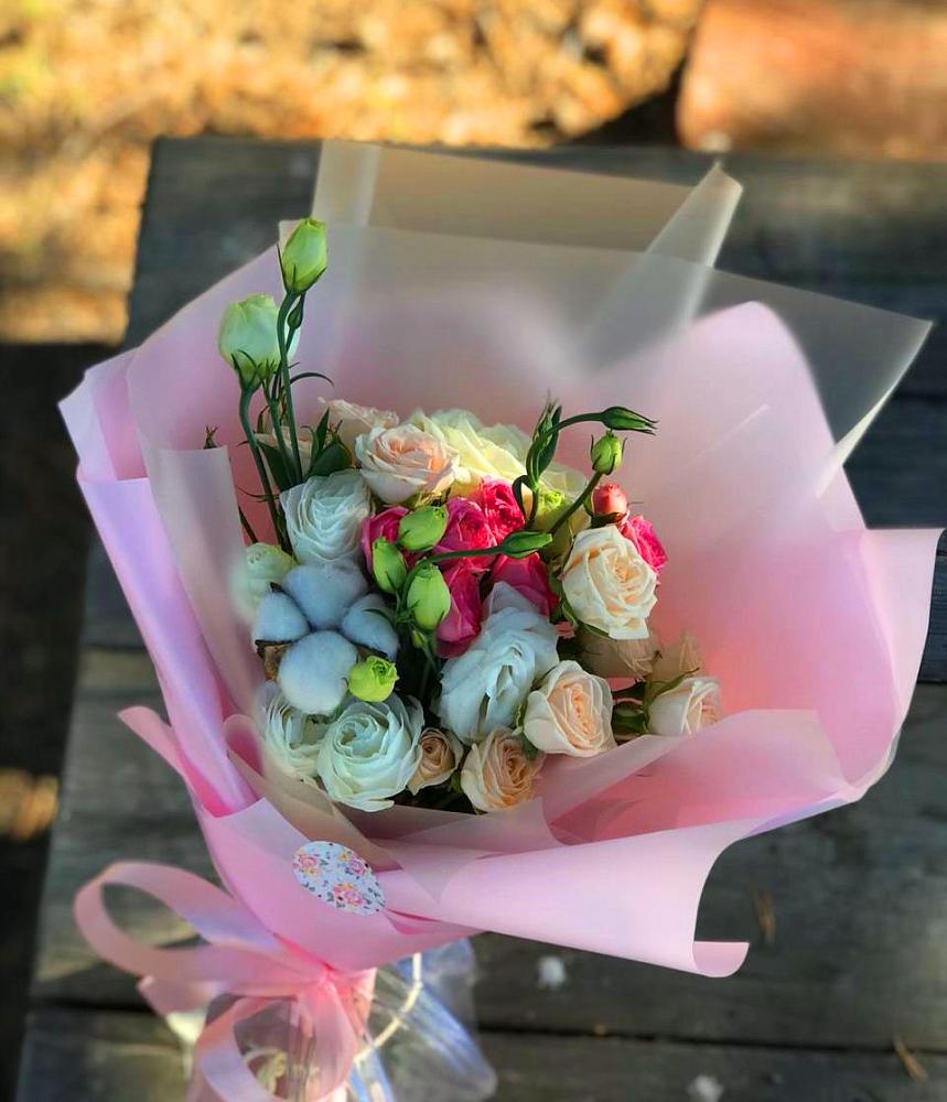 Букет цветов из: Розы и Лизиантусы в Карате