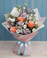 Букет цветов из:  Лизиантусы, Розы, Альстромерии и Гипсофила в Карате