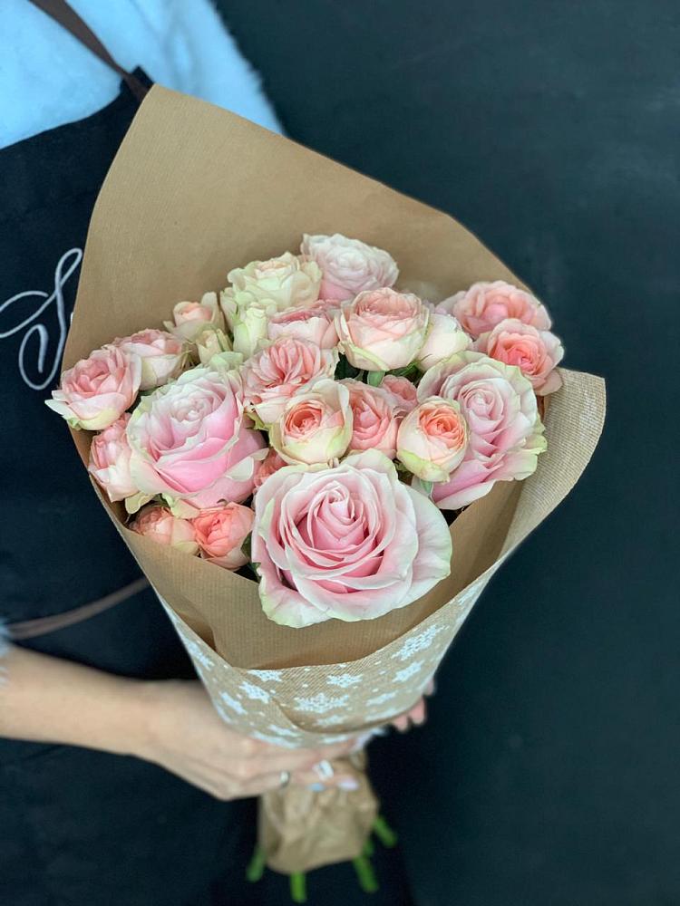 Букет цветов из: Хризантемы и Розы в Карате