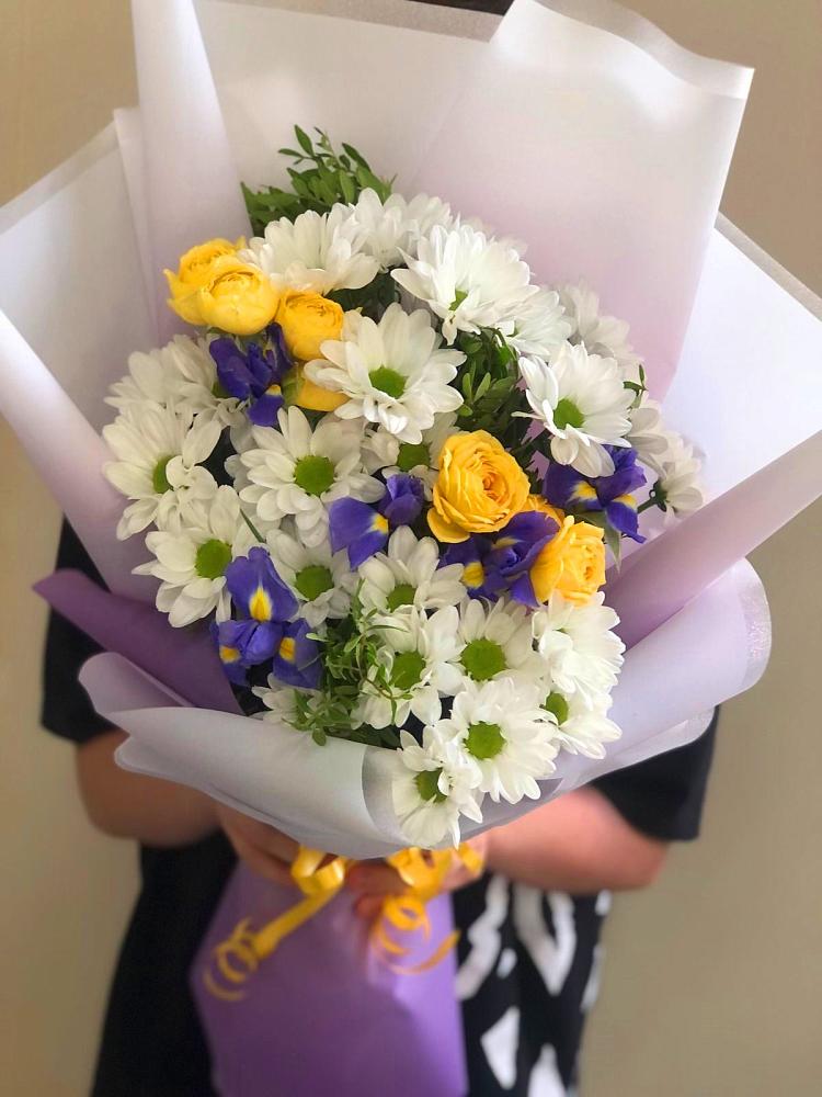Букет цветов из: Ирисы, Хризантемы и Розы в Карате