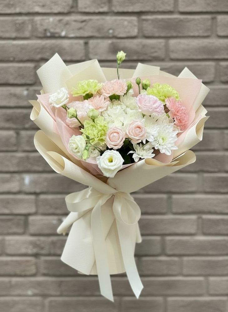 Букет цветов из: Гвоздики, Розы, Лизиантусы и Хризантемы в Карате