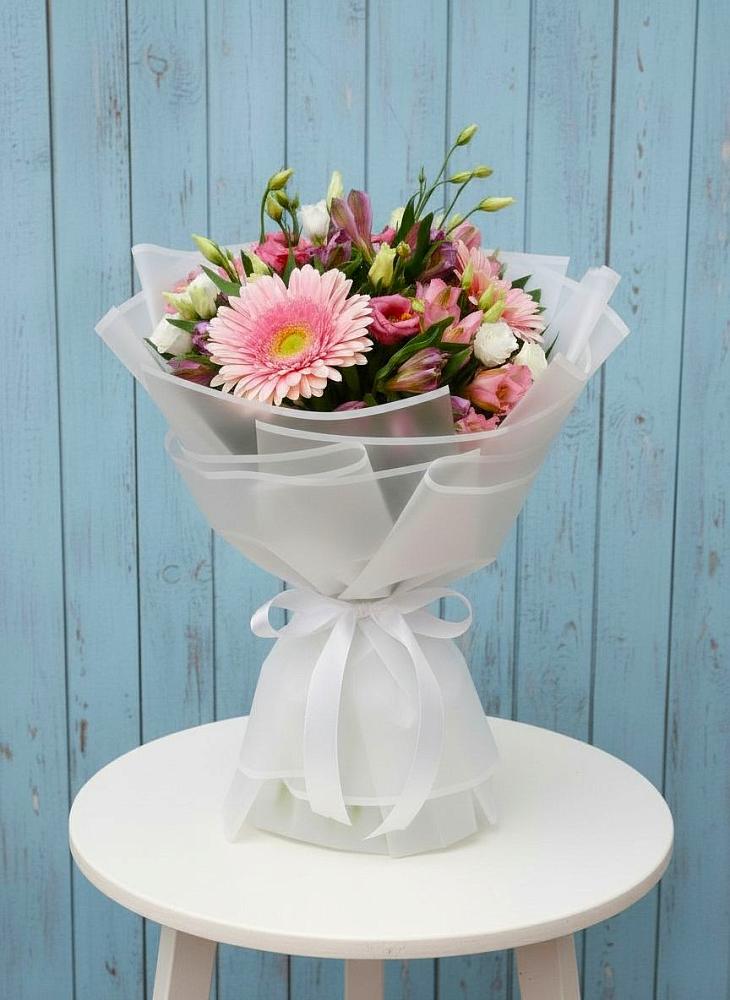 Букет цветов из: Герберы, Альстромерии и Лизиантусы в Карате