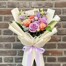 Букет цветов из:  Лизиантусы и Розы в Карате