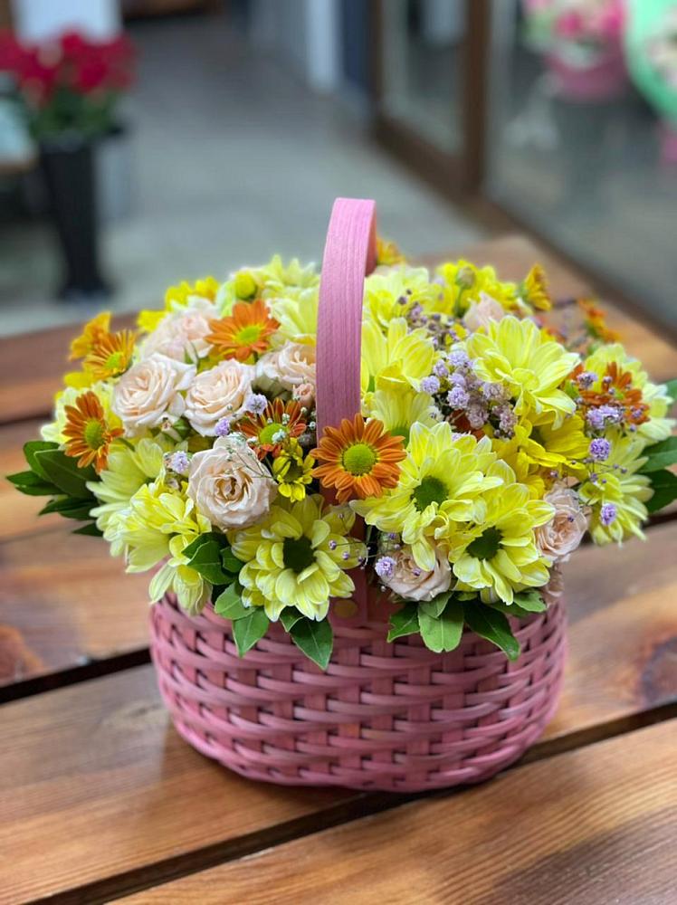 Цветочная композиция из Хризантемы и Розы в корзине в Карате