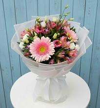 Букет цветов из:  Герберы, Альстромерии и Лизиантусы в Карате