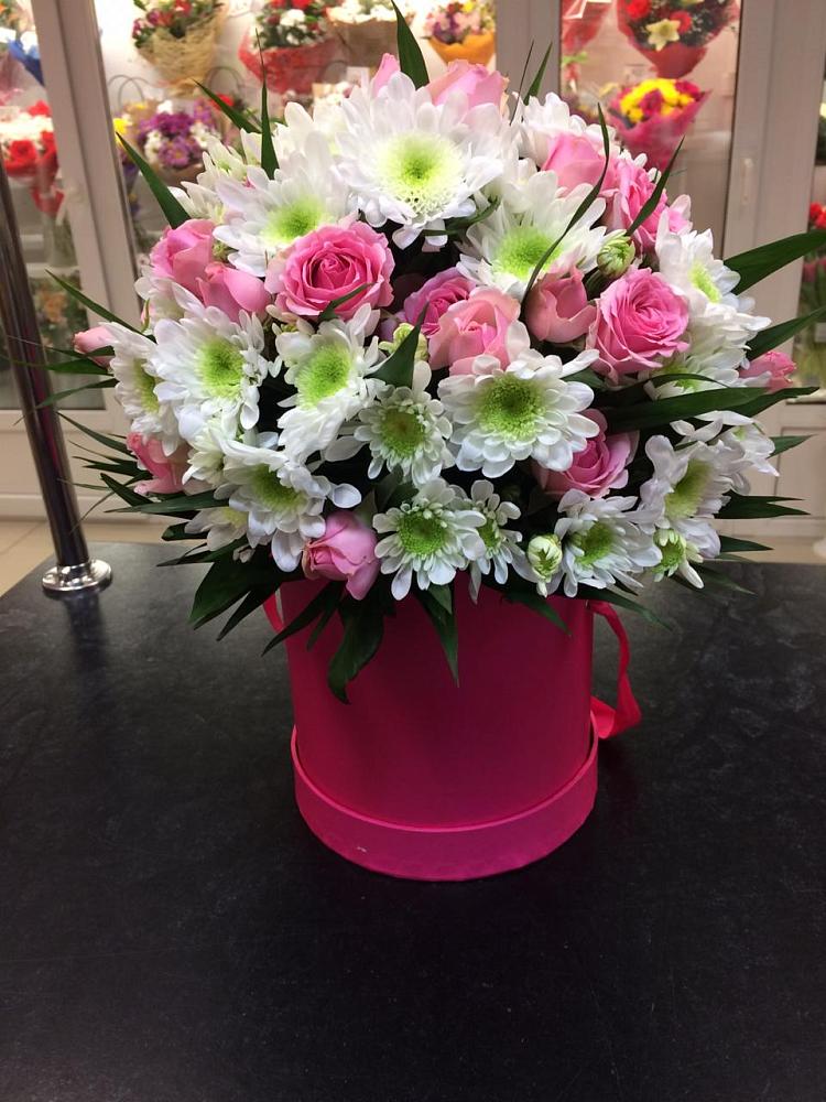 Цветочная композиция из Розы и Хризантемы в шляпной коробке в Карате