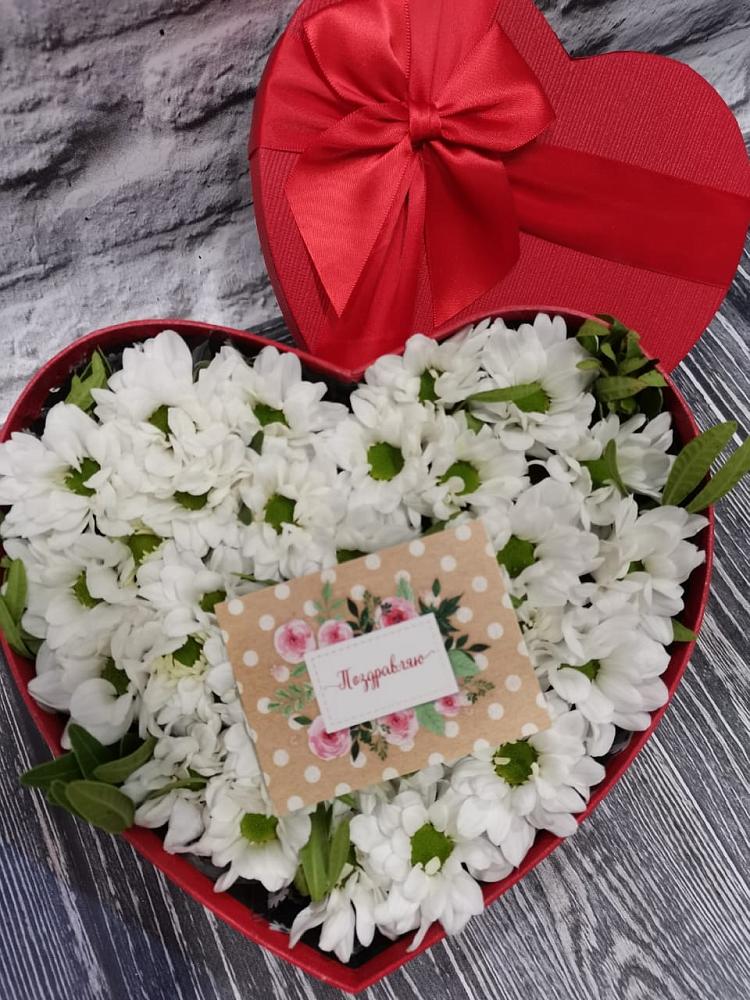 Цветочная композиция из Хризантемы в виде сердца в Карате