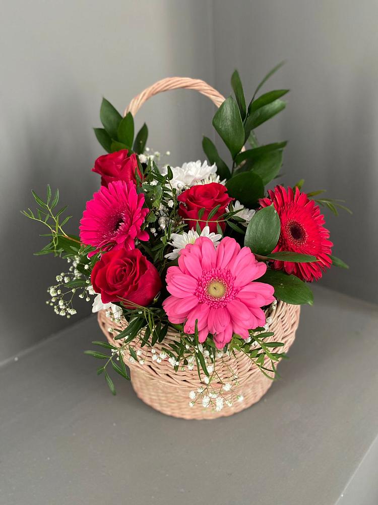 Цветочная композиция из Розы, Хризантемы и Герберы в корзине в Карате