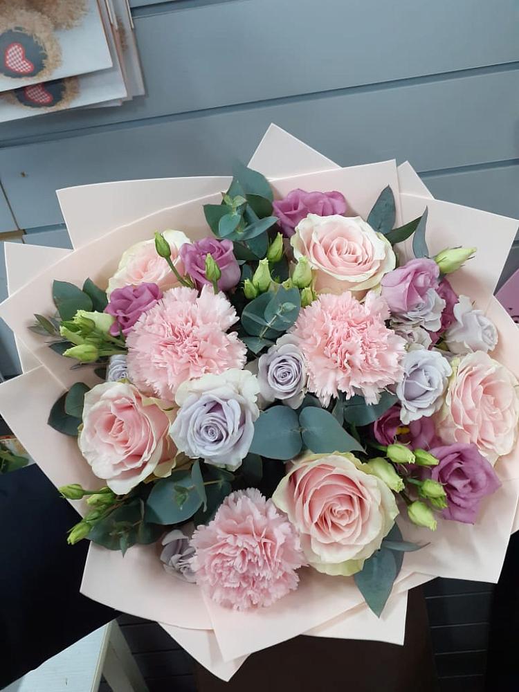 Букет цветов из: Розы, Гвоздики и Лизиантусы в Карате