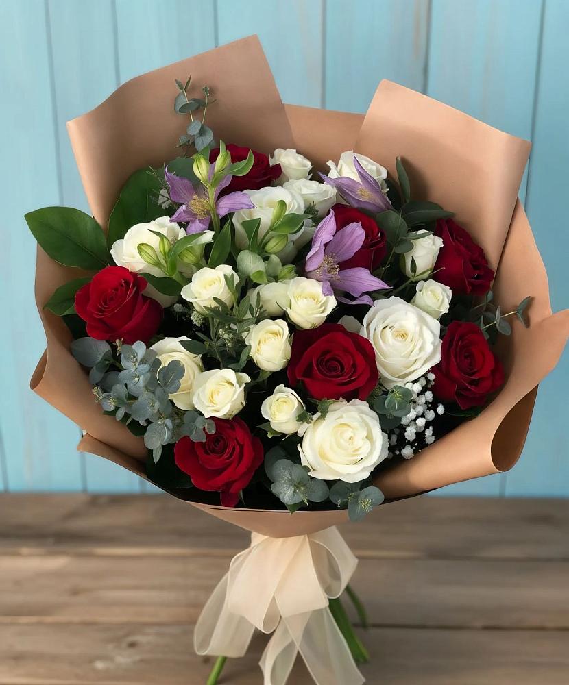 Букет цветов из: Розы и Альстромерии в Карате
