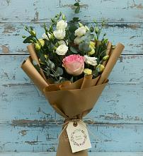 Букет цветов из:  Розы и Лизиантусы в Карате