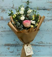 Букет цветов из:  Розы и Лизиантусы в Карате