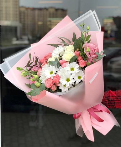Букет цветов из: Розы, Лизиантусы и Хризантемы в Карате