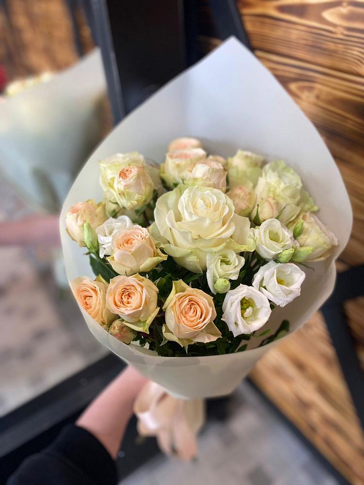 Букет цветов из: Розы и Лизиантусы в Карате