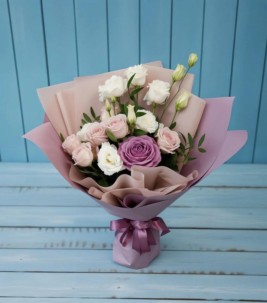 Букет цветов из: Розы и Лизиантусы в Карате